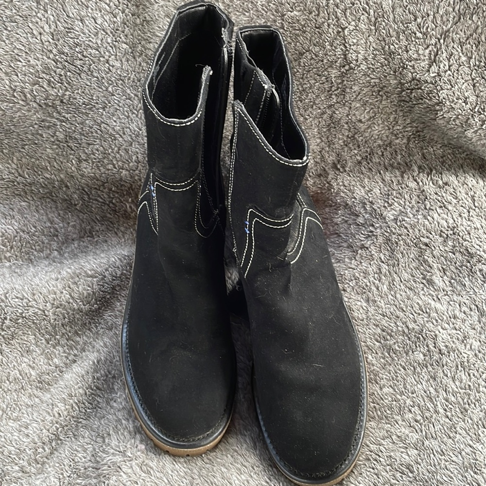 New, unworn black Khombu Marika boots